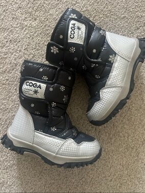 Black Snowflake Winter Boots with Faux Fur Lining